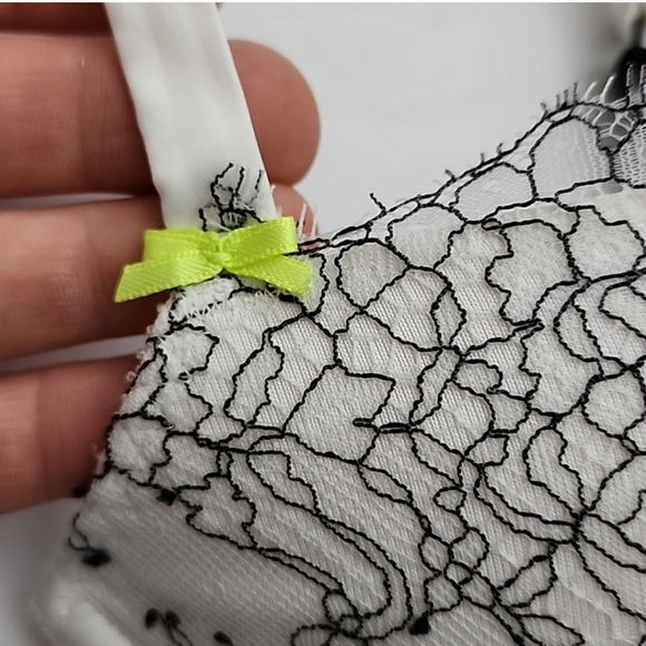 Victoria's Secret Very Sexy  Demi Buste Cream Black Lace Push Up 32D - Picture 11 of 16